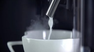 Bardağa süt dökme