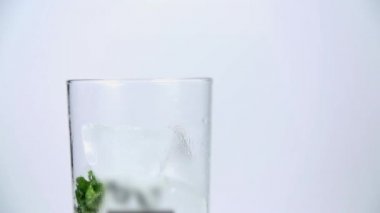 Şeffaf cam içine bırakarak küpleri