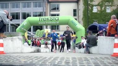 iki kişi yan yana çalışan