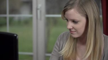 dizüstü bilgisayar kullanan genç