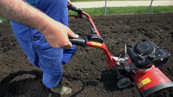 Man ploegen het veld — Stockvideo