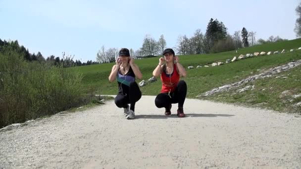 Frauen bereiten sich auf das Laufen vor — Stockvideo