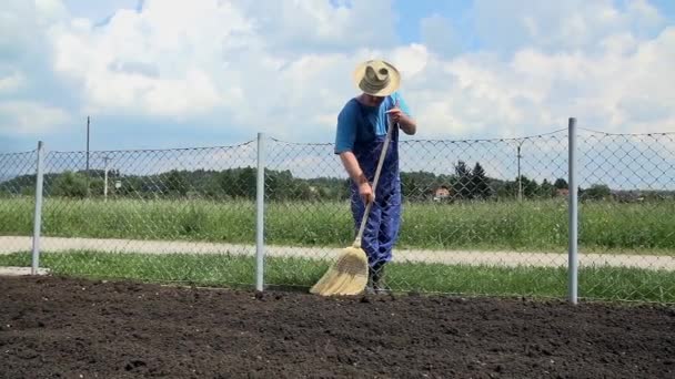 Süpürge kullanarak bahçıvan — Stok video