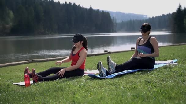 Mujeres que ejercen para competir — Vídeos de Stock