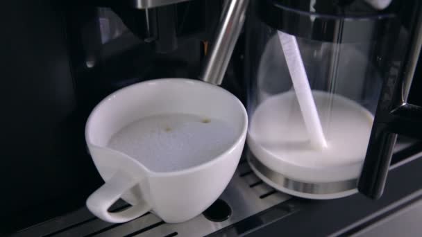コーヒー マシンのコーヒーを作る — ストック動画