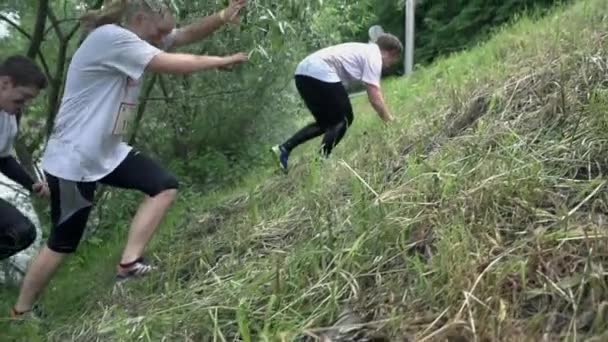 Gente caminando fuera del agua hasta la colina — Vídeo de stock