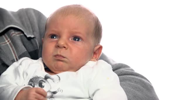 Niño recién nacido mirando a padre — Vídeos de Stock