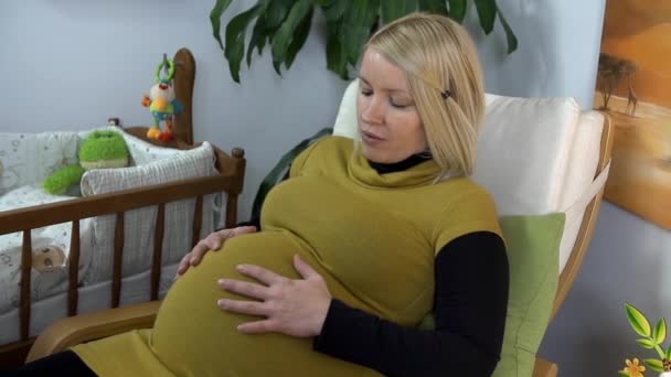Mutter spürt, dass sich das Baby bewegt — Stockvideo