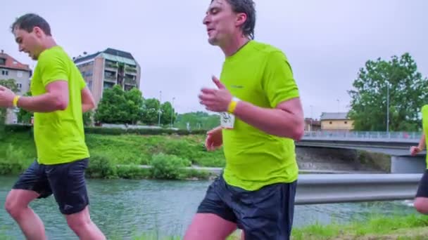Gente corriendo cerca del río — Vídeos de Stock