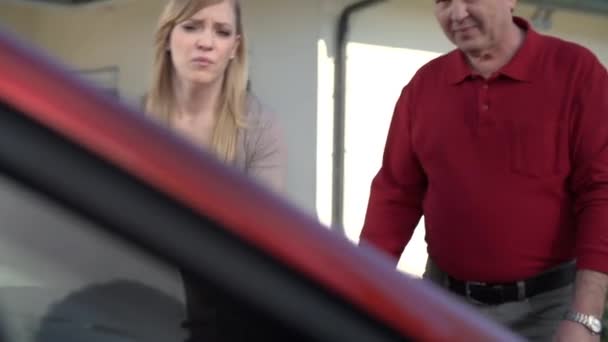 Mujer mostrando daño en wingshield — Vídeos de Stock