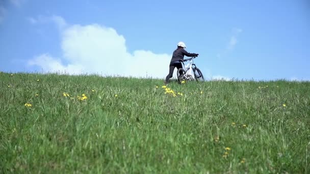 Downhill rider duwen van de fiets — Stockvideo