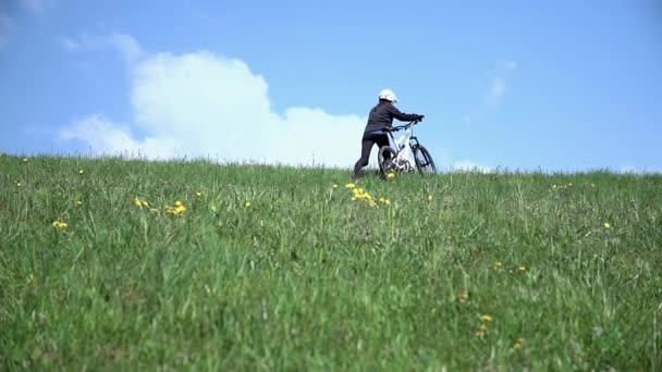 Rider in discesa spingendo la moto — Video Stock