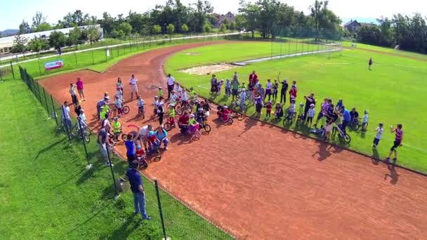 Niños comenzando carrera en bicicleta con los padres — Vídeo de stock