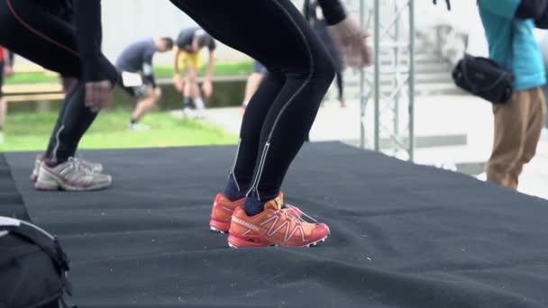 Meisje trainers doen springt op het podium — Stockvideo