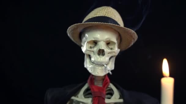 Skeleton  in  old mafia hat — Stock Video