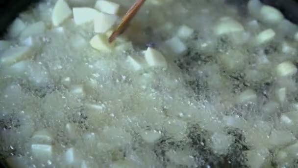 Míchání bramborové, která v horkém oleji, hranolky — Stock video