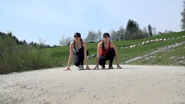 Mujeres preparándose para correr — Vídeo de stock