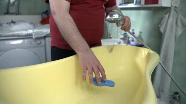 Homme préparant le bain pour un bébé — Video