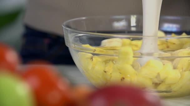 Voorbereiding van heerlijke smakelijke milch shake — Stockvideo