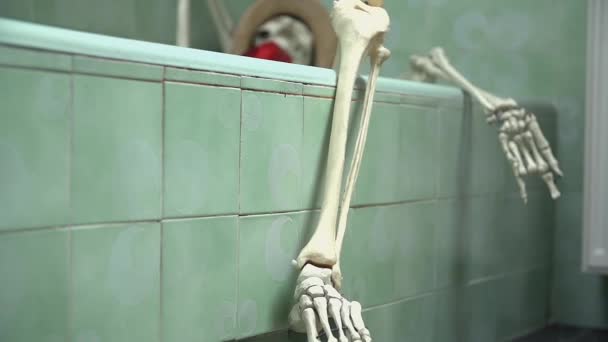 Skeleton is laying in the bath — Stock Video