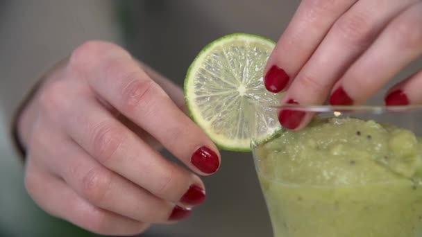 Mains féminines préparant smoothie — Video