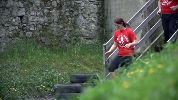 People running and picking up tires — Stock Video