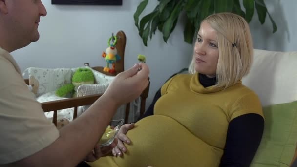 Krmení těhotná žena — Stock video