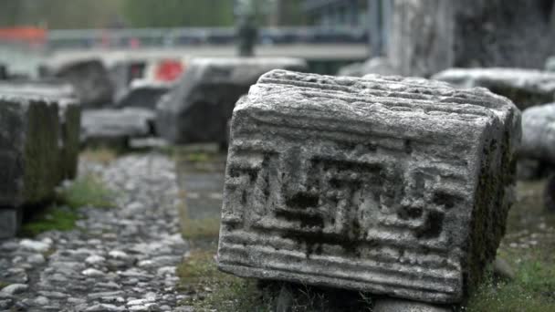 Équipe traversant les ruines antiques d'un château — Video