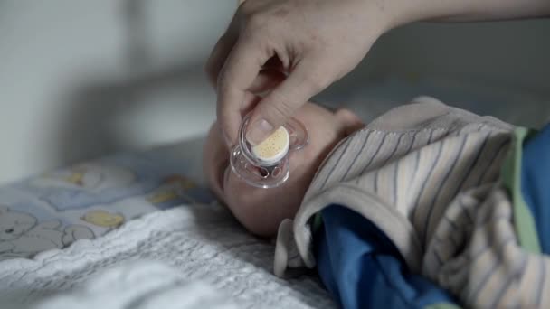 Babyjongen huilen met fopspeen — Stockvideo