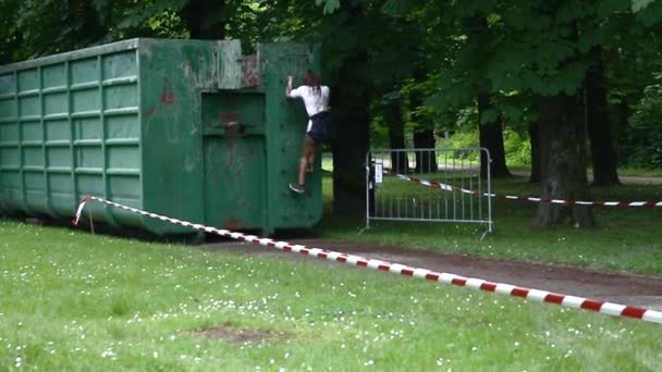 Femme descendant l'obstacle et courant — Video