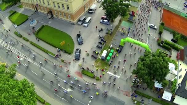 Професійних велосипедистів їздити по головній дорозі — стокове відео