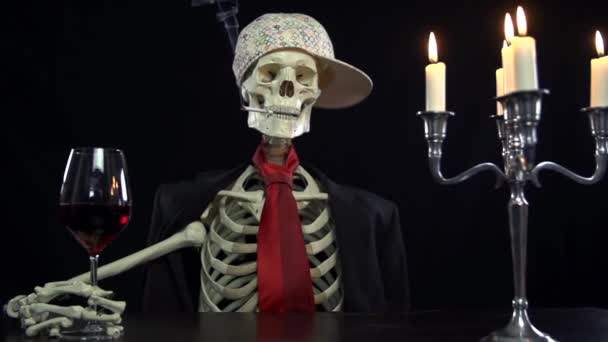 Esqueleto en el sombrero de fumar — Vídeos de Stock