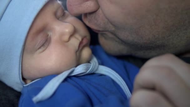 Pai segurando e acariciando seu bebê — Vídeo de Stock