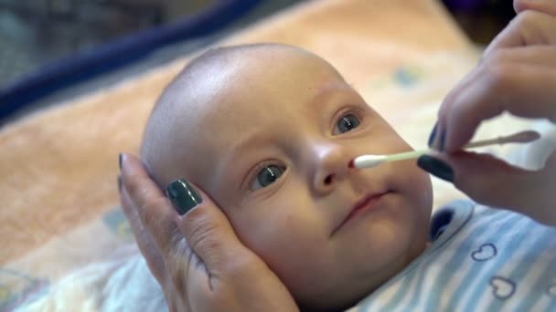 Säugling putzt sich ungern seine verstopfte Nase — Stockvideo