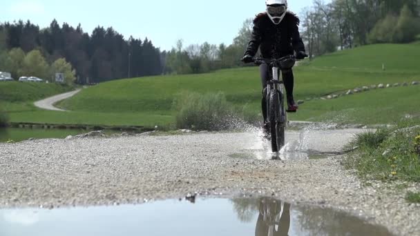 Vrouw rijden mountainbike — Stockvideo