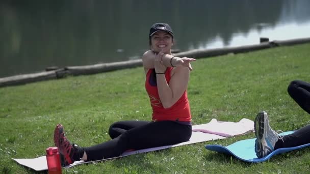 Mujeres atractivas haciendo ejercicio — Vídeos de Stock