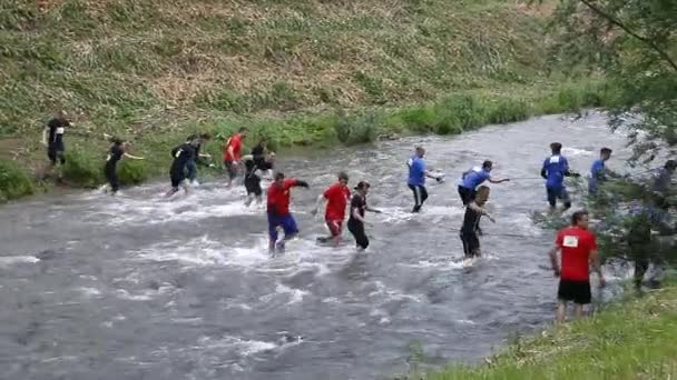 Menschen überqueren Fluss bei Spielen im Freien — Stockvideo