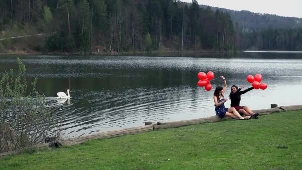 Vrouwen met ballons zitten — Stockvideo