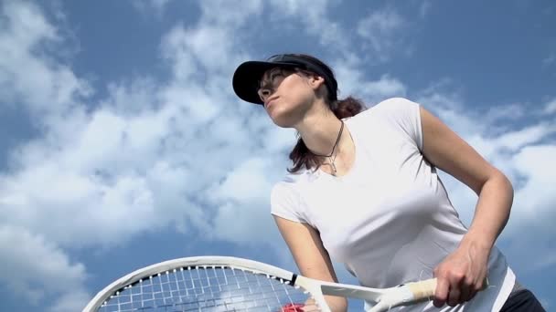 Kvinna som spelar tennis — Stockvideo