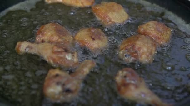 Cook pega uma deliciosa e frita perna de frango — Vídeo de Stock