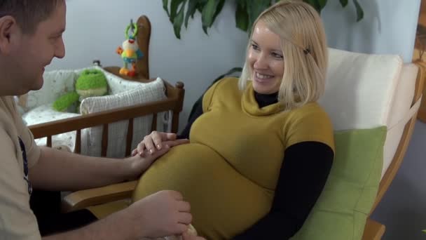 Mujer embarazada sentada en un sillón — Vídeo de stock
