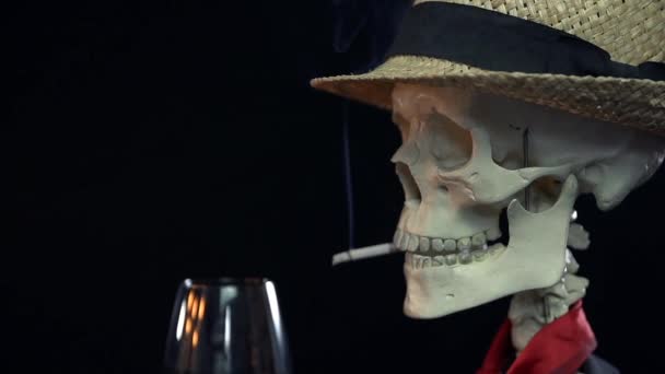 Sigarette csontváz dohányzás — Stock videók