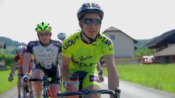 Cyklister fortkörning på landsbygden i konkurrens — Stockvideo