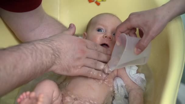 Bebé siendo nutrido y recibiendo un baño — Vídeo de stock