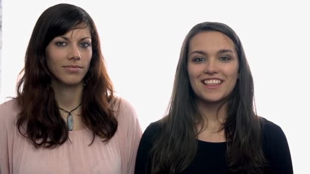 Δύο κορίτσια χαμογελαστός και μιλάμε — Αρχείο Βίντεο