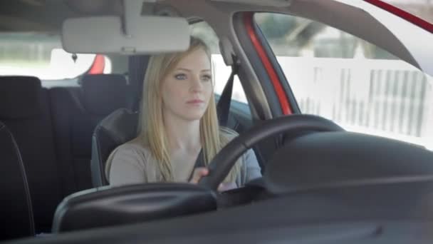 Fille conduisant la voiture — Video