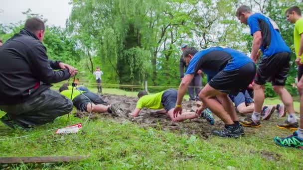 Team crawling through mud — Stock Video