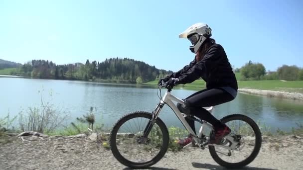 Fietser met een fiets — Stockvideo