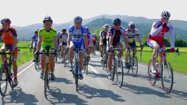 Niekonkurencyjni rowerzystów z jednym doping dla innego sterownika — Wideo stockowe