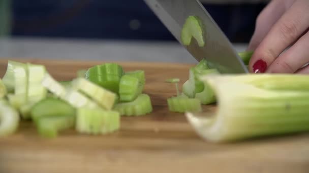 Mujer Preparación de verduras para hacer batido — Vídeos de Stock